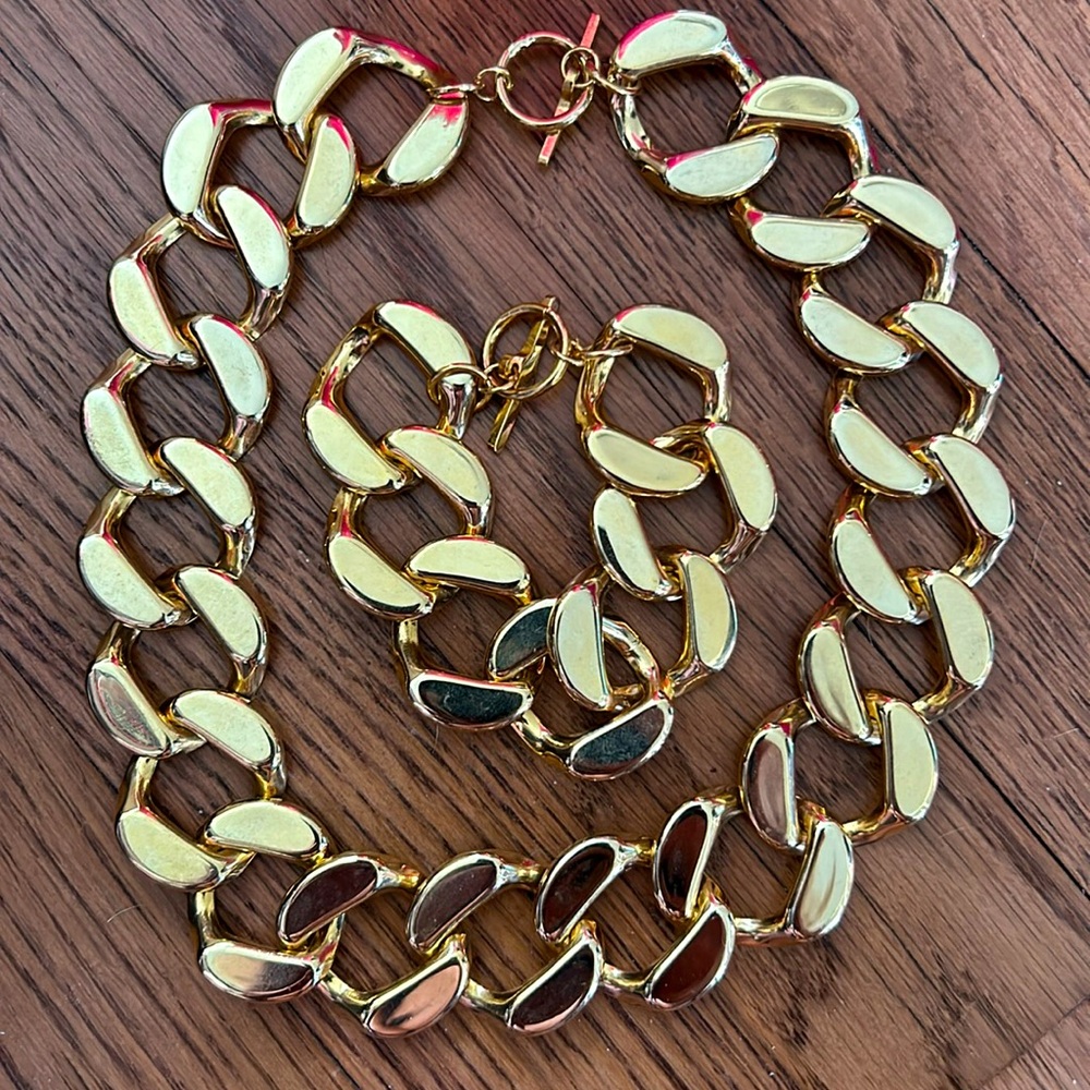 Exaggerated choker necklace and bracelet